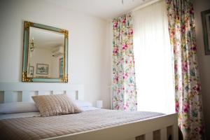 巴里san nicola d'amare的一间卧室配有一张带镜子的床和窗户