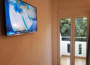 赫索尼索斯福拉瑞酒店的挂在门旁墙上的平面电视