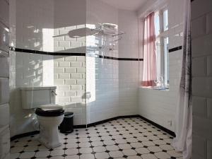 隆德MillasVilla的白色的浴室设有卫生间和窗户。