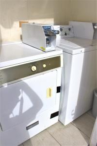 乔普林Plaza Motel的厨房里配有白色的洗衣机和烘干机
