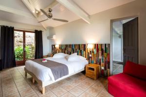 德赛乐拉延维特酒店的卧室配有白色的床和红色沙发