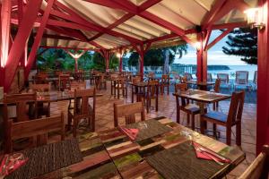 德赛乐拉延维特酒店的一间设有木桌和椅子的餐厅,享有海景