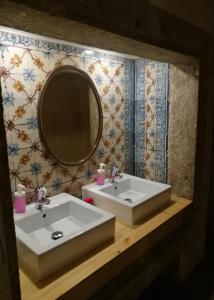 里斯本晚安旅馆的浴室设有2个水槽和镜子