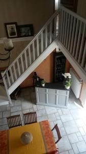 LandécourtLes Ruchers d'Emile的客房设有带桌椅的楼梯。