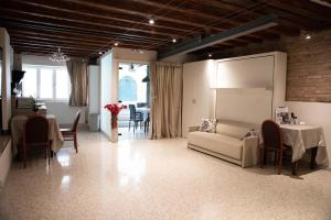 威尼斯马可波罗公寓的客厅配有沙发和桌子