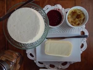 布鲁马迪纽Pousada Verde Villas的一张桌子,上面放着一盘食物和一些黄油