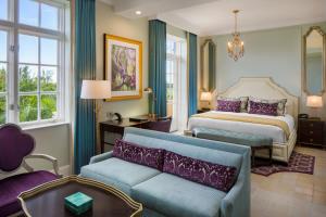 迈阿密Biltmore Hotel Miami Coral Gables的客厅配有床和沙发