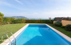 卡莱利亚德帕拉弗鲁赫尔Panorama Costa Brava的院子里的大型蓝色游泳池