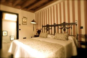 塞普尔韦达教堂酒店的一间卧室,卧室内配有一张大床