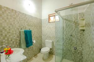 莫罗圣保罗Casa da Pipoca的一间带卫生间和玻璃淋浴间的浴室
