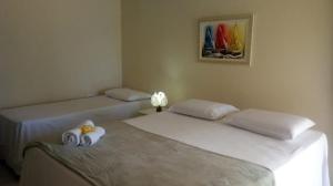 费尔南多 - 迪诺罗尼亚坎托杜博尔德罗旅馆的双床间 - 带2条毛巾