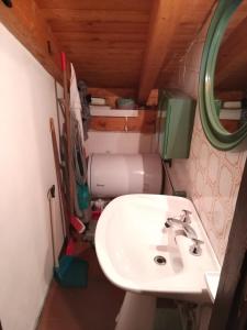 Appartamento Piancavallo的一间浴室
