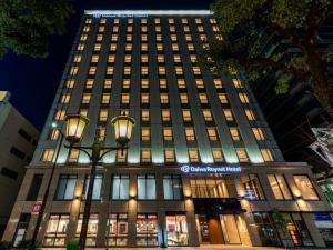 姬路Daiwa Roynet Hotel Himeji的前面有路灯的建筑