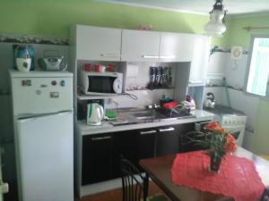 拉科罗尼亚La Coronilla ,Casa de Campo的厨房配有白色冰箱和桌子