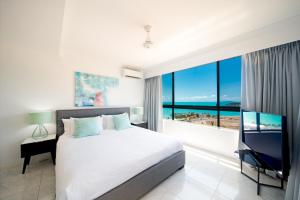 埃尔利海滩Pinnacles的一间卧室设有一张床和一个大窗户