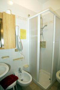 奥伦佐卡多利艾贝果格尔尼巴瑞其奥酒店的带淋浴和盥洗盆的浴室