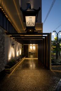 大阪Hotel Sen (Adult Only)的建筑的走廊上,有标志