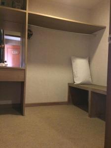 南邦宾大酒店的一间有架子的房间,上面有枕头