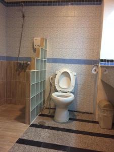 南邦宾大酒店的瓷砖摊位内带卫生间的浴室