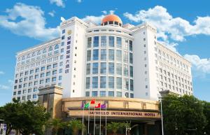 宝安深圳登喜路国际大酒店(深圳机场店)的一座白色的大建筑,艾迪乌姆国际酒店