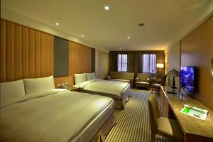 埔里阿波罗饭店的酒店客房设有两张床和电视。