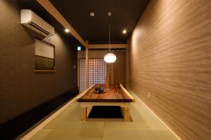 大阪Bijou Suites Will的走廊上设有木桌