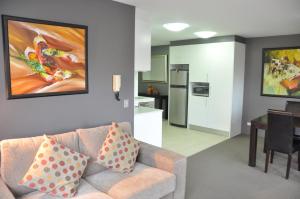 悉尼安南服务公寓的带沙发的客厅和厨房