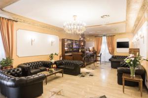 罗马罗莎别墅酒店的客厅配有皮革家具和吊灯。