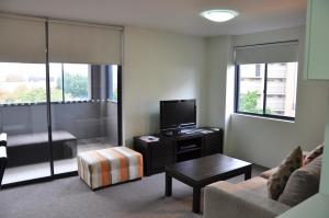 悉尼安南服务公寓的带沙发和电视的客厅