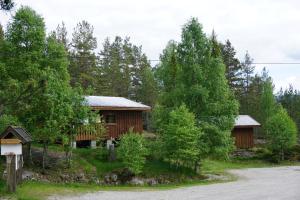 ÅmliVisit Wilderness的路边树林中的小屋