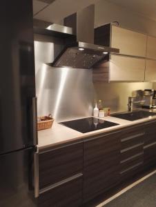罗瓦涅米Peaceful City Centre Apartment (2 Bdr)的厨房配有水槽和冰箱