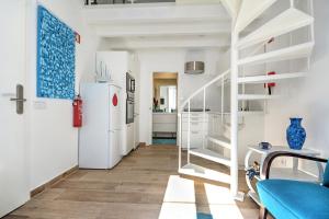 法鲁Blue Barqueta Studio的厨房配有白色冰箱和蓝色沙发