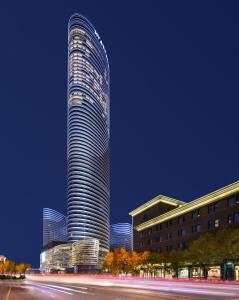徐州徐州苏宁凯悦酒店的前面有一条街道的高耸摩天大楼
