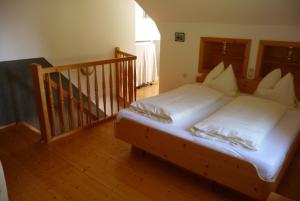 格伦德尔湖拉德纳旅馆的一张带白色床单和枕头的床