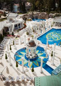 劳耶克特普利采阿佛洛狄特宫酒店的享有带游泳池和喷泉的度假村的空中景致