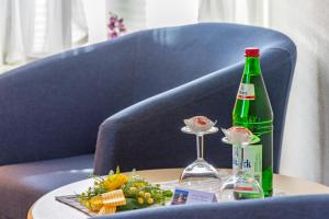 Utersum克努森旅馆的一瓶啤酒和一盘桌上的食物