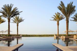 Anantara Eastern Mangroves Abu Dhabi内部或周边的泳池