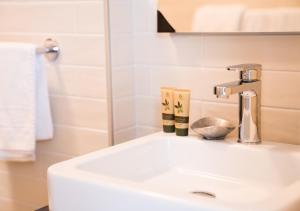 贝特纳斯科杰德维尼多酒店的浴室设有白色水槽和镜子