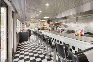 BelenTravelodge by Wyndham Belen的餐厅拥有黑白的格子地板
