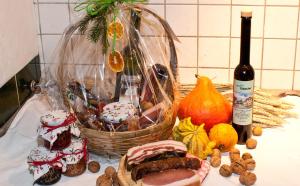 圣卡尼兹格雷夫酒店的一张桌子,上面放着一篮子的食物和一瓶葡萄酒