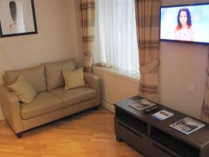 伦敦马伯顿法院酒店的带沙发和平面电视的客厅