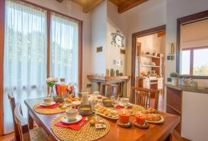 克雷米亚Villa Principessa的用餐室配有餐桌和食物