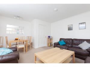 爱丁堡Attractive Edinburgh Leith Apartment的客厅配有沙发和桌子