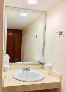 坎佩切Hotel Villa Campeche的一间带水槽和大镜子的浴室