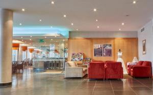 普里茅斯普利茅斯未来旅馆的一间商店里一个带沙发和椅子的大堂