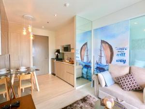 纳仲天Veranda Residence Pattaya x Sea & Sky View的带沙发的客厅和厨房