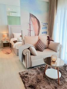 纳仲天Veranda Residence Pattaya x Sea & Sky View的客厅配有沙发和1张床