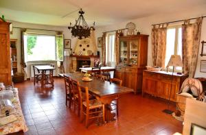 布拉恰诺阿歌瑞豪斯乡村民宿的一间带木桌和椅子的用餐室