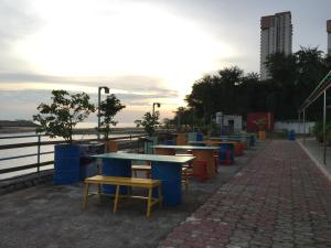 马六甲吉里望马波海度假村的水边的一排桌椅