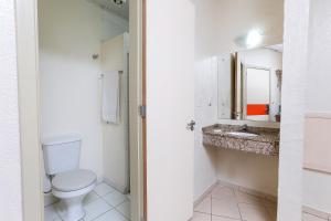 阿雷格里港Hotel Expressinho Aeroporto的一间带卫生间和水槽的浴室